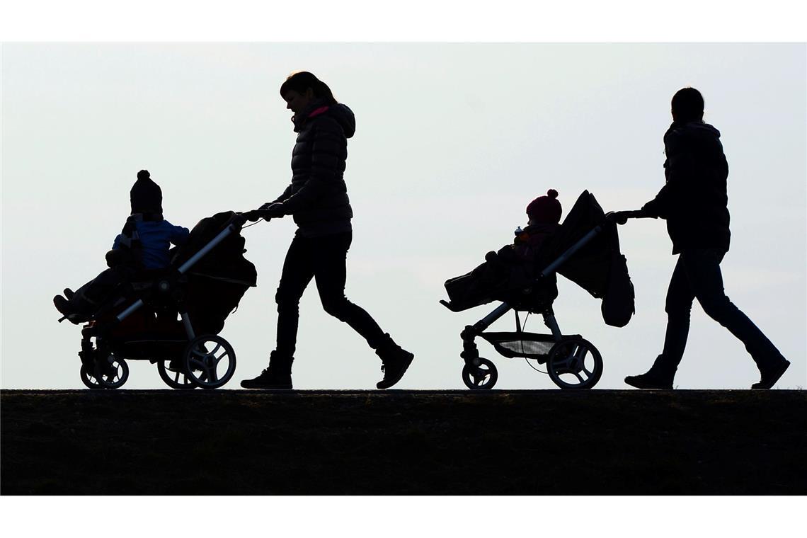 Eltern geben etwas weniger für Babyausstattung aus Kinderwagen kosten oft mehrere hundert Euro