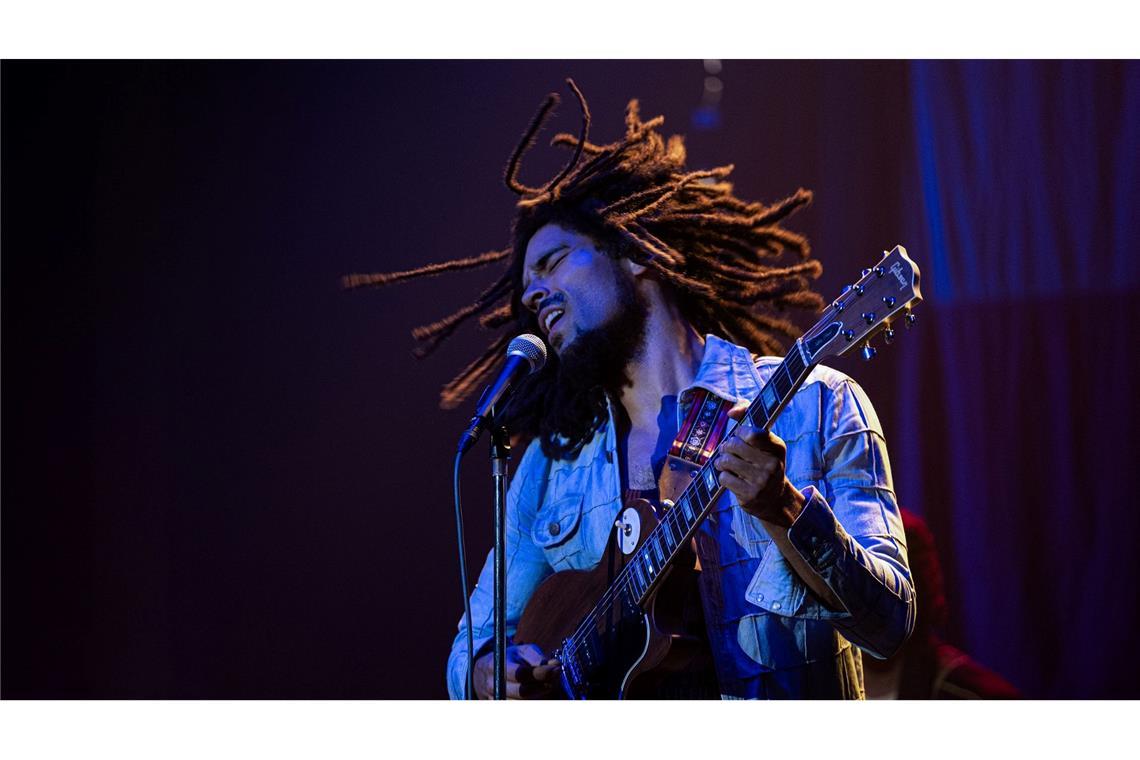 Kingsley Ben-Adir als Bob Marley in einer Szene des Films "Bob Marley: One Love"