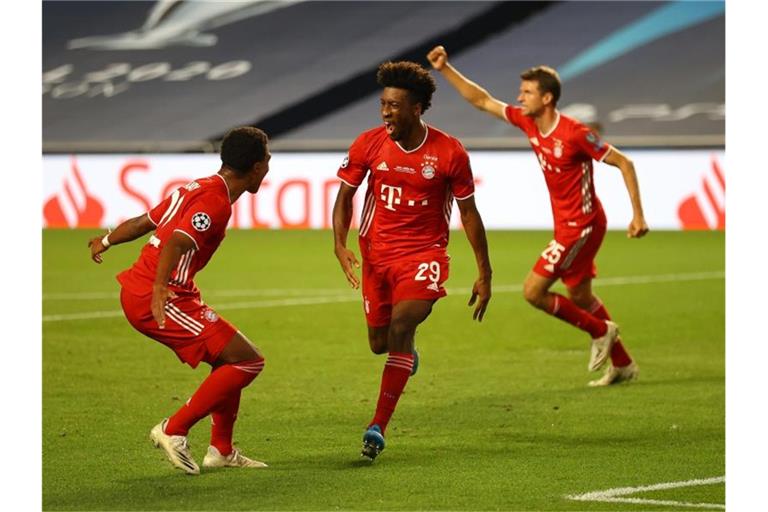 Kingsley Coman (M) von Bayern München feiert sein Tor zum 1:0 gegen Paris Saint-Germain. Foto: Julian Finney/Getty Images via UEFA/dpa