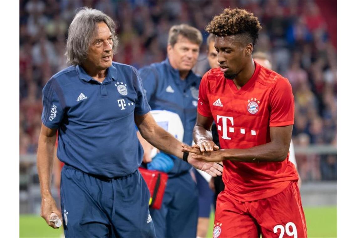 Bewegung im Sané-Poker? Bayern dementiert Einigung Kingsley Coman (r) musste nur fünf Minuten nach seiner Einwechslung wieder vom Platz. Foto: Sven Hoppe