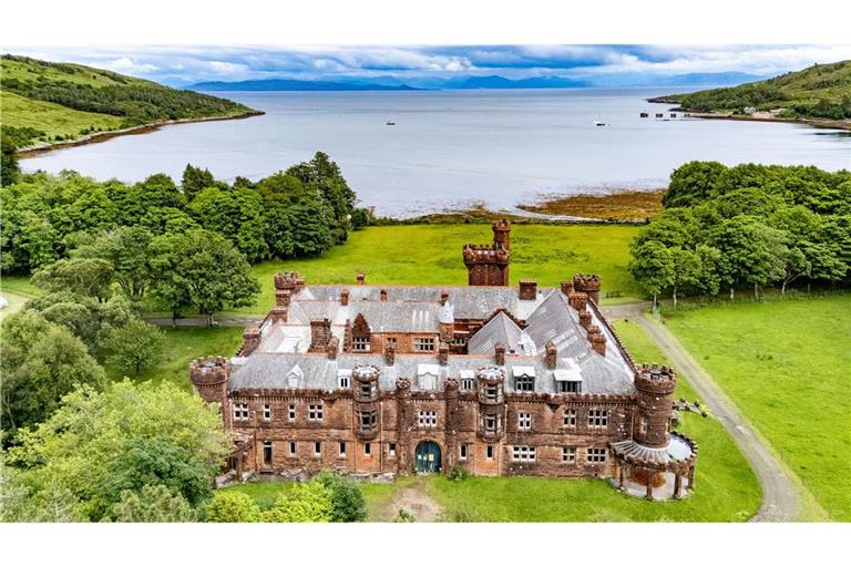 Kinloch Castle verfügt über sieben repräsentative Gesellschaftsräume und 20 Schlafzimmer. (Foto: Nest Marketing/NatureScot /PA Media/dpa)