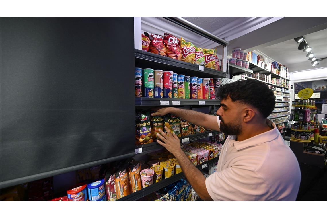 Keine Chips nach 20.00 Uhr im Univiertel? Kioskbetreiber müssen die Knabbersachen deshalb abdecken, da nach 20.00 Uhr nur noch ein bestimmtes Sortiment angeboten werden darf.