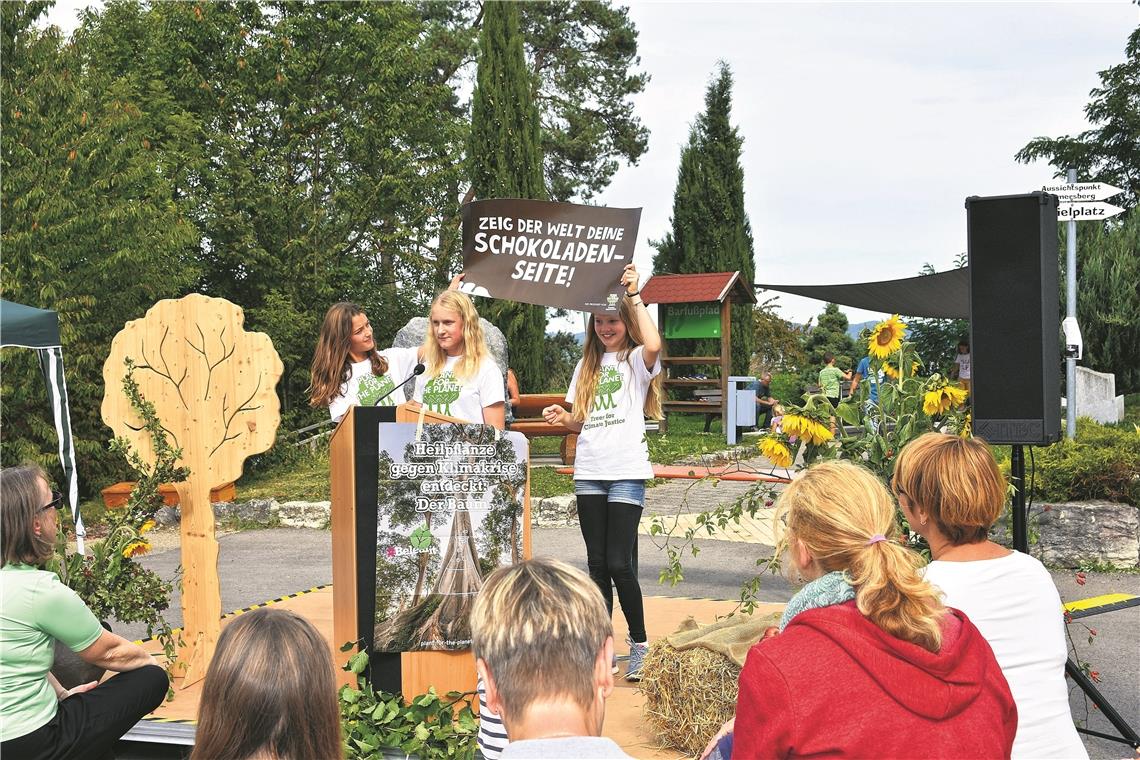 Wenn viele Leute das Gesicht der Erde positiv verändern Kira Groß, Liliana Kehrer und Eva Keller (von links) von der Organisation Plant for the Planet bei Ihrer Präsentation. Foto: T. Sellmaier