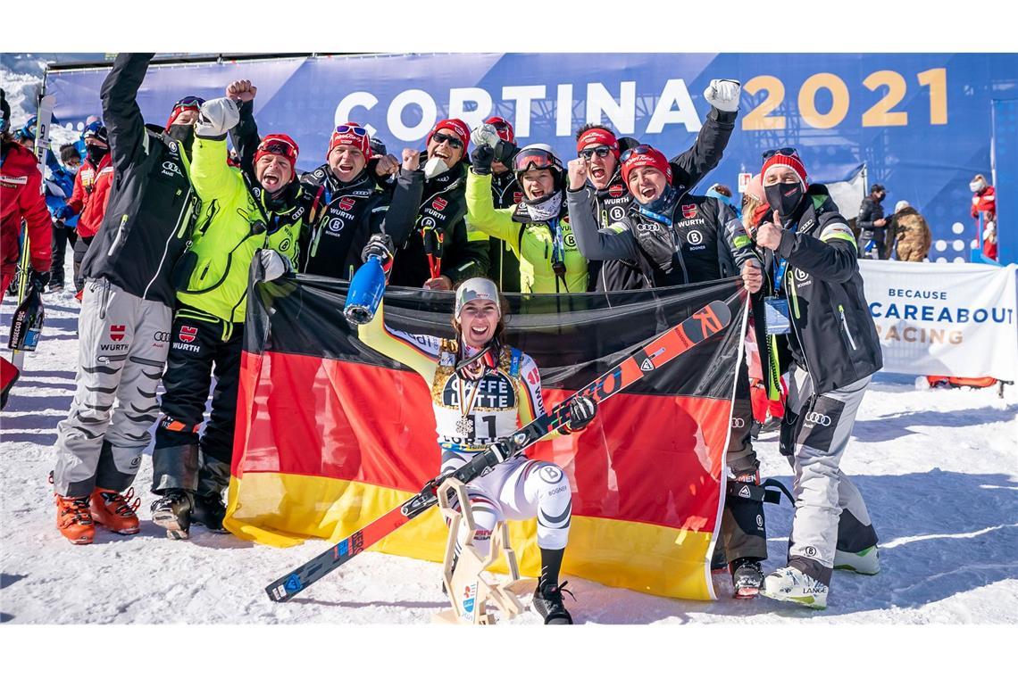 Zweifel vor Ski-WM? DSV-Team beschwört Geist von Cortina Kira Weidle bejubelt ihr Überraschungs-Silber bei der WM 2021 in Cortina. (Foto Archiv)