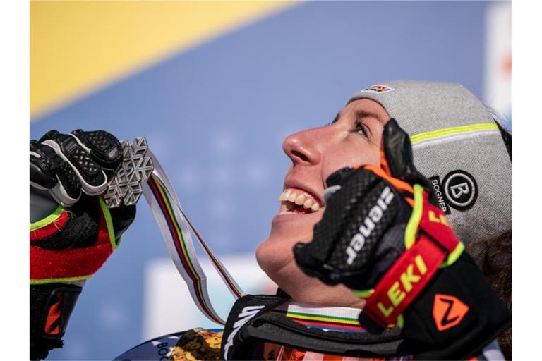 Kira Weidle hat bei der WM-Abfahrt die Silbermedaille gewonnen. Foto: Michael Kappeler/dpa
