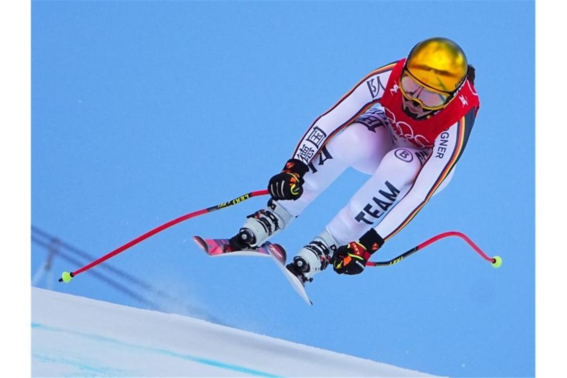 Kira Weidle verpasst Olympia-Medaille in der Abfahrt Kira Weidle rast die Piste hinunter. Foto: Michael Kappeler/dpa