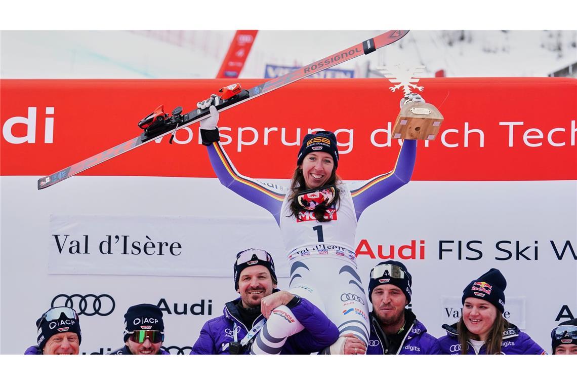 Kira Weidle-Winkelmann lässt sich für Rang zwei in der Abfahrt feiern.