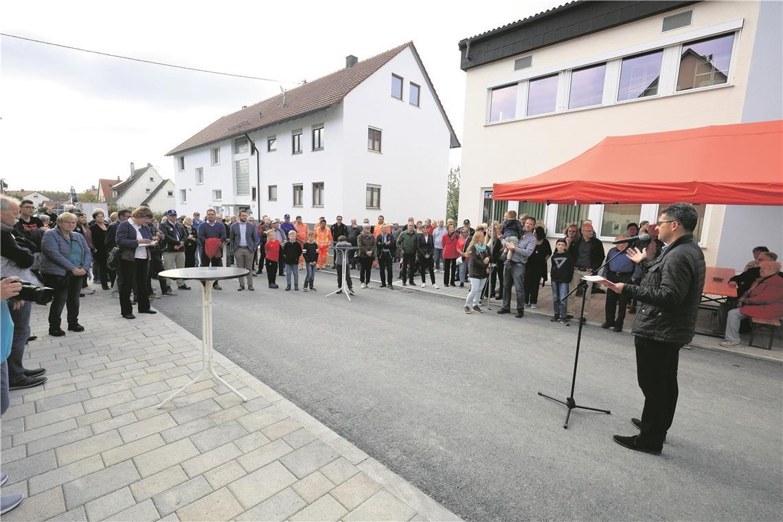 KIRCHBERG AN DER MURR (ik). Ende April ist der Startschuss zur Sanierung der Gartenstraße und des Blumenweges in Kirchberg gefallen, ein Projekt, das die Kommune stolze 1,1 Millionen Euro kostet. Nun gab es nach der Fertigstellung eine Einweihung, zu der die Gemeinde und die Firma Lukas Gläser einluden. Die Wasser- und Abwasserleitungen ließ die Gemeinde komplett austauschen. Die Stadtwerke Backnang verlegten eine Gasleitung, die Süwag Stromkabel und Kabel für die neue Straßenbeleuchtung und die Telekom Leerrohre für einen zukünftigen Glasfaseranschluss. „Die Gartenstraße war eine der schlechtesten Straßen in der Ortsmitte“, so Bürgermeister Frank Hornek. „Über die Notwendigkeit dieser Baumaßnahme hat es im Ort sicher nie Zweifel gegeben. Die Gartenstraße und der Blumenweg lagen als grauer, löchriger Brei, in der Phase der Selbstauflösung, da. Viele Löcher in der Straße waren mit der Verkehrssicherungspflicht der Gemeinde kaum noch unter einen Hut zu bekommen“, sagte Hornek in seiner Rede bei der Einweihung. Einige Restarbeiten sind in der nächsten Zeit noch zu erledigen. Foto: A. Becher