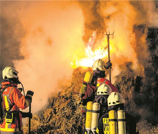 KIRCHBERG AN DER MURR (pol). An der L1114 zwischen Kirchberg und Burgstall ist es am Freitag gegen 5 Uhr zu einem Brand in einem Strohlager gekommen. Von den dort gelagerten rund 120 Strohballen brannte rund die Hälfte aus. Aufgrund der starken Rauchentwicklung wurde die Landesstraße in diesem Bereich bis zirka 10 Uhr gesperrt. Die Feuerwehr war mit sechs Fahrzeugen und 32 Einsatzkräften vor Ort, um den Brand zu löschen. Der Sachschaden beläuft sich auf rund 1500 Euro. Bereits am Donnerstag gegen 22 Uhr war eine Sitzbank im Bereich Hutzeläcker in Brand geraten. Die Feuerwehr war mit drei Fahrzeugen und 17 Einsatzkräften vor Ort. Sachschaden: etwa 1000 Euro. Foto: B. Beytekin