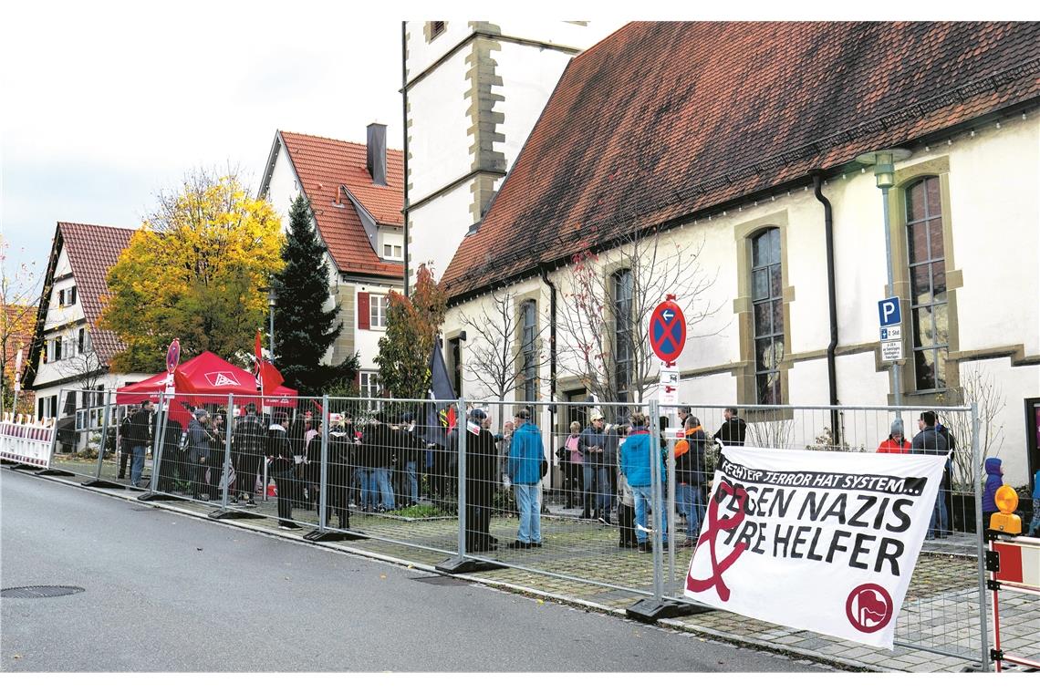Zusammen-gegen-rechts-Demo in Kirchberg KIRCHBERG AN DER MURR (red). Als vollen Erfolg bezeichnet das „Bündnis Zusammen gegen Rechts“ die Kundgebung „Ob Halle oder Kirchberg – Kein Meter dem rechten Terror“ am Samstag vor der evangelischen Kirche. Laut Veranstalter versammelten sich dort bis zu 60 Teilnehmer. Mit verschiedenen Redebeiträgen, einem Infotisch und kurzweiligen Gesprächen sei es gelungen, sowohl eine Plattform für fortschrittliche Kräfte aus Kirchberg zu ermöglichen als auch ein klares Zeichen der Solidarität mit den Betroffenen rechter Gewalt und des Protests zu setzen. Bündnis-Pressesprecher Tim Neumann resümiert: „In unseren Redebeiträgen verurteilten wir klar den mutmaßlichen Brandanschlag, ordneten ihn in das politische Zeitgeschehen ein und belegten das Wechselverhältnis von rechtem Terror und der rassistischen AfD-Propaganda. Diese ist auch in Kirchberg erfahrbar.“ Die Polizei war mit großer Präsenz zugegen, ein Bauzaun war aus Sicherheitsgründen aufgestellt worden. Foto: A. Becher