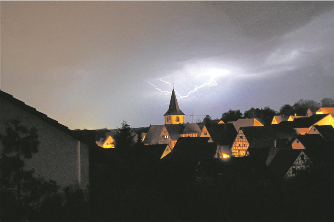 Bild mit Blitz über den Dächern von Kirchberg gewinnt KIRCHBERG AN DER MURR (yw). Mit Abstand die meisten Stimmen hat das Foto, das Martin Wolf vom Hauptort Kirchberg an der Murr gemacht hat, bekommen. Wolf, der in Kirchberg lebt und sich in der Gemeinde sehr wohlfühlt, hat somit den Fotowettbewerb „Meine Heimat Kirchberg“ für sich entschieden. Sein Foto hat durch den Blitz am Nachthimmel über Kirchberg einen besonderen Reiz erhalten. Auch bei der Vorauswahl in der Redaktion lag sein Motiv bei fast allen an erster Stelle – oder zumindest ganz weit vorn. Martin Wolf erhält einen Scheck über 50 Euro. Diejenigen Leser, die sich am Wettbewerb beteiligt und über die Fotos abgestimmt haben, werden ebenfalls belohnt. Unter ihnen wurden drei Gewinner ausgelost: Bernhilde Abele (Backnang), Marlies Grundmann (Kirchberg an der Murr) und Karin Schlichenmaier (Burgstetten). Die Gewinner dürfen sich über jeweils zwei Karten für das Backnanger Universum-Kino freuen. Herzlichen Glückwunsch.