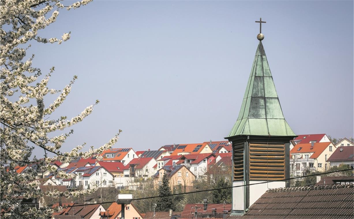 KIRCHBERG AN DER MURR (yw). Sie haben ein tolles Foto in Kirchberg an der Murr gemacht? Haben Sie ein Bild von Ihrem Lieblingsplatz? Oder haben Sie eine besondere Stimmung mit der Kamera festgehalten? Unter dem Motto „Kirchberg an der Murr von seiner schönsten Seite gezeigt“ gilt es, diese Motive für einen Fotowettbewerb der Backnanger Kreiszeitung einzufangen. Beispielsweise wie diese Aufnahme von der katholischen Kirche. Senden Sie Ihre schönsten Bilder bis Donnerstag, 10. Januar 2019, mit dem Betreff „Meine Heimat Kirchberg“ per E-Mail an redaktion@bkz.de und schreiben Sie ein paar Worte zu Ihrem Foto und dessen Entstehungsgeschichte. Unter allen eingesandten Bildern trifft die Redaktion eine Vorauswahl und stellt den Lesern die fünf schönsten Fotos in der Sonderveröffentlichung „Meine Heimat Kirchberg“ zur Abstimmung, die am Freitag, 25. Januar, erscheint. Der Urheber des Fotos, das die meisten Stimmen erhält, gewinnt 50 Euro. Archivfoto: A. Becher