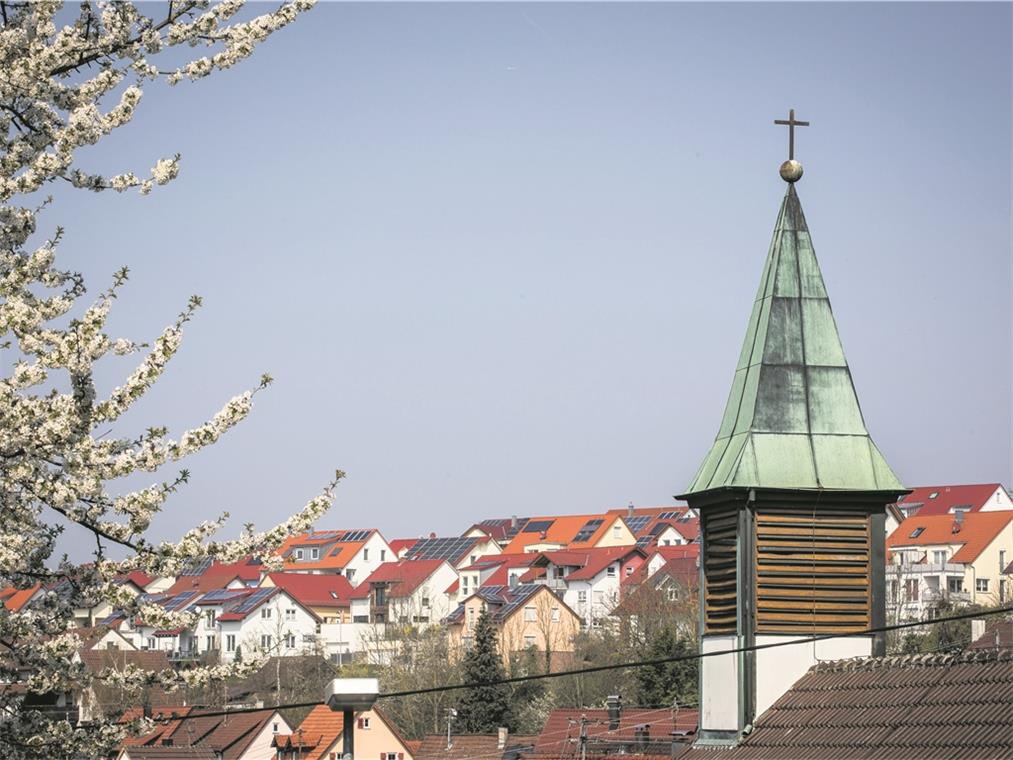 KIRCHBERG AN DER MURR (yw). Sie haben ein tolles Foto in Kirchberg an der Murr gemacht? Haben Sie ein Bild von Ihrem Lieblingsplatz? Oder haben Sie eine besondere Stimmung mit der Kamera festgehalten? Unter dem Motto „Kirchberg an der Murr von seiner schönsten Seite gezeigt“ gilt es, diese Motive für einen Fotowettbewerb der Backnanger Kreiszeitung einzufangen. Beispielsweise wie diese Aufnahme von der katholischen Kirche. Senden Sie Ihre schönsten Bilder bis Donnerstag, 10. Januar 2019, mit dem Betreff „Meine Heimat Kirchberg“ per E-Mail an redaktion@bkz.de und schreiben Sie ein paar Worte zu Ihrem Foto und dessen Entstehungsgeschichte. Unter allen eingesandten Bildern trifft die Redaktion eine Vorauswahl und stellt den Lesern die fünf schönsten Fotos in der Sonderveröffentlichung „Meine Heimat Kirchberg“ zur Abstimmung, die am Freitag, 25. Januar, erscheint. Der Urheber des Fotos, das die meisten Stimmen erhält, gewinnt 50 Euro. Archivfoto: A. Becher