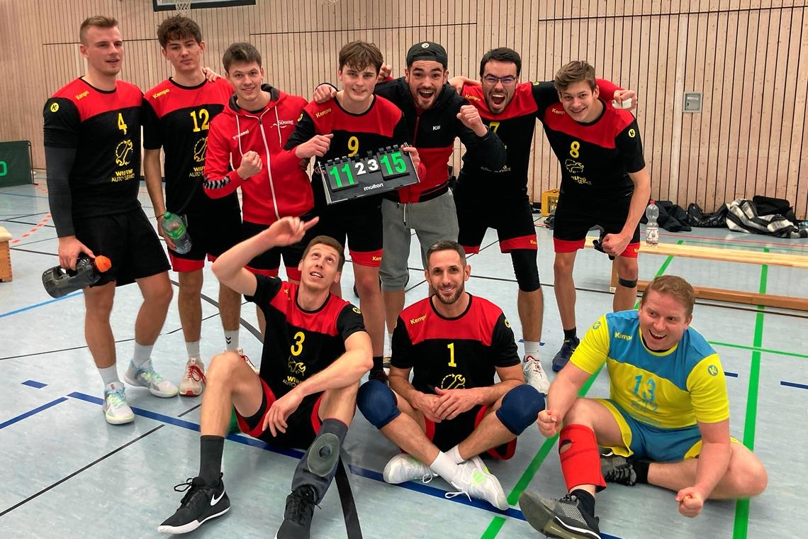 Nur bei der SVG Kirchberg brennt noch das Licht Kirchbergs Volleyballer gehen den Saisonendspurt als Spitzenreiter an. Entsprechend zufrieden sind Philipp Miks, Tobias Reinhardt, Simon Lücke, Tim Lauermann, Kilian Kugler, Jan-Luca Sauter und Paul Hofmann (hinten von links) sowie Tobias Roller, Fitim Redzepi und Andreas Kropkat (vorne). Zusammen mit den auf dem Foto fehlenden Florian Rappoldt und Simon Strohmaier haben sie den Aufstieg fest im Blick. Foto: privat