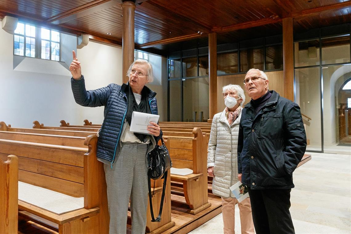 Kirchengemeinderatsvorsitzende Ute Ulfert (links) zeigt Sieglinde und Hermann Schatz, was sich in der Stiftskirche alles getan hat. Foto: J. Fiedler