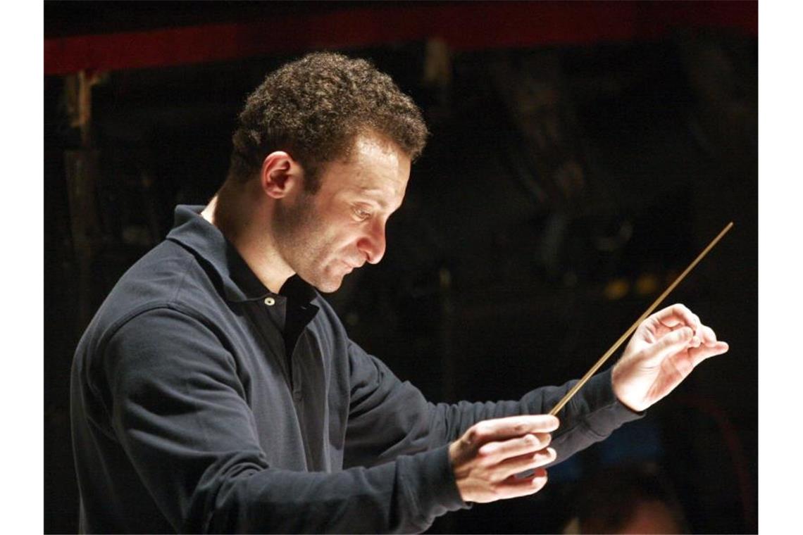 Kirill Petrenko dirigiert bei einer Probe. Foto: Claudia Esch-Kenkel/zb/dpa/Archivbild