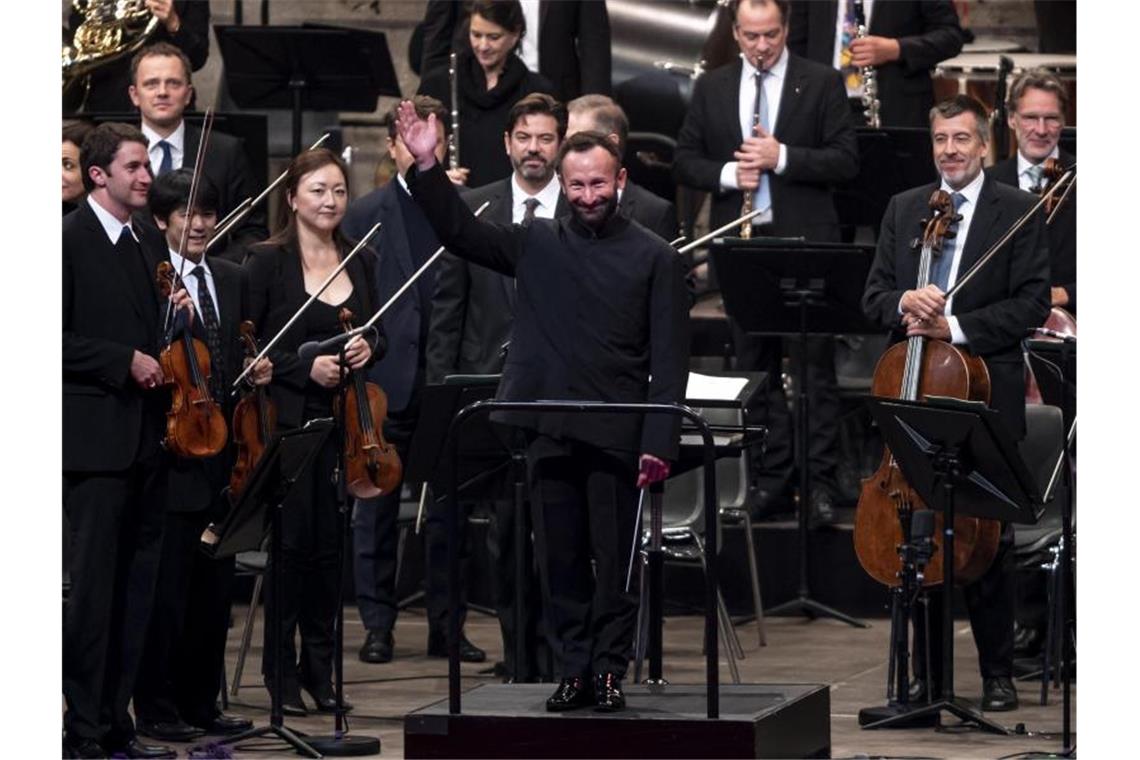 Berliner Philharmoniker holen Opern-Aufführung nach Kirill Petrenko (M), Chefdirigent und Leiter der Berliner Philharmoniker, mit den Philharmoniker. Foto: Fabian Sommer/dpa/Archivbild