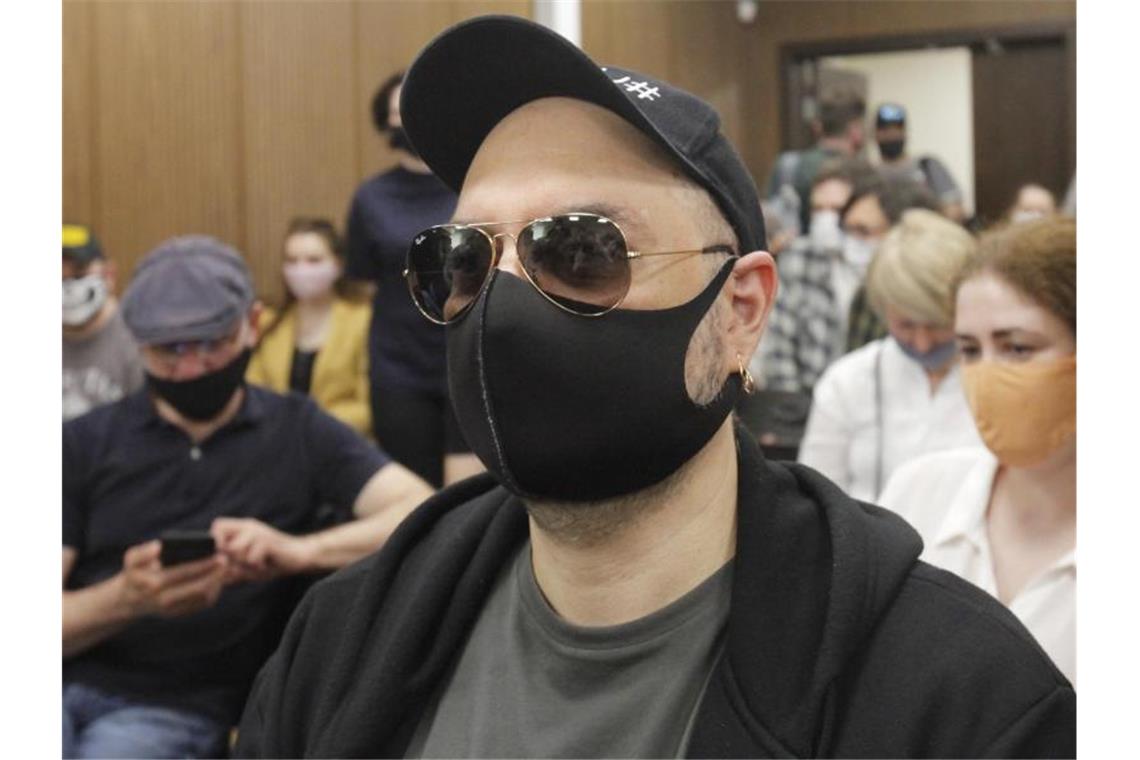 Regisseur Kirill Serebrennikow bleibt in Freiheit Kirill Serebrennikow ist schuldig gesprochen worden, seine Strafe wird aber zur Bewährung ausgesetzt. Foto: Uncredited/AP/dpa