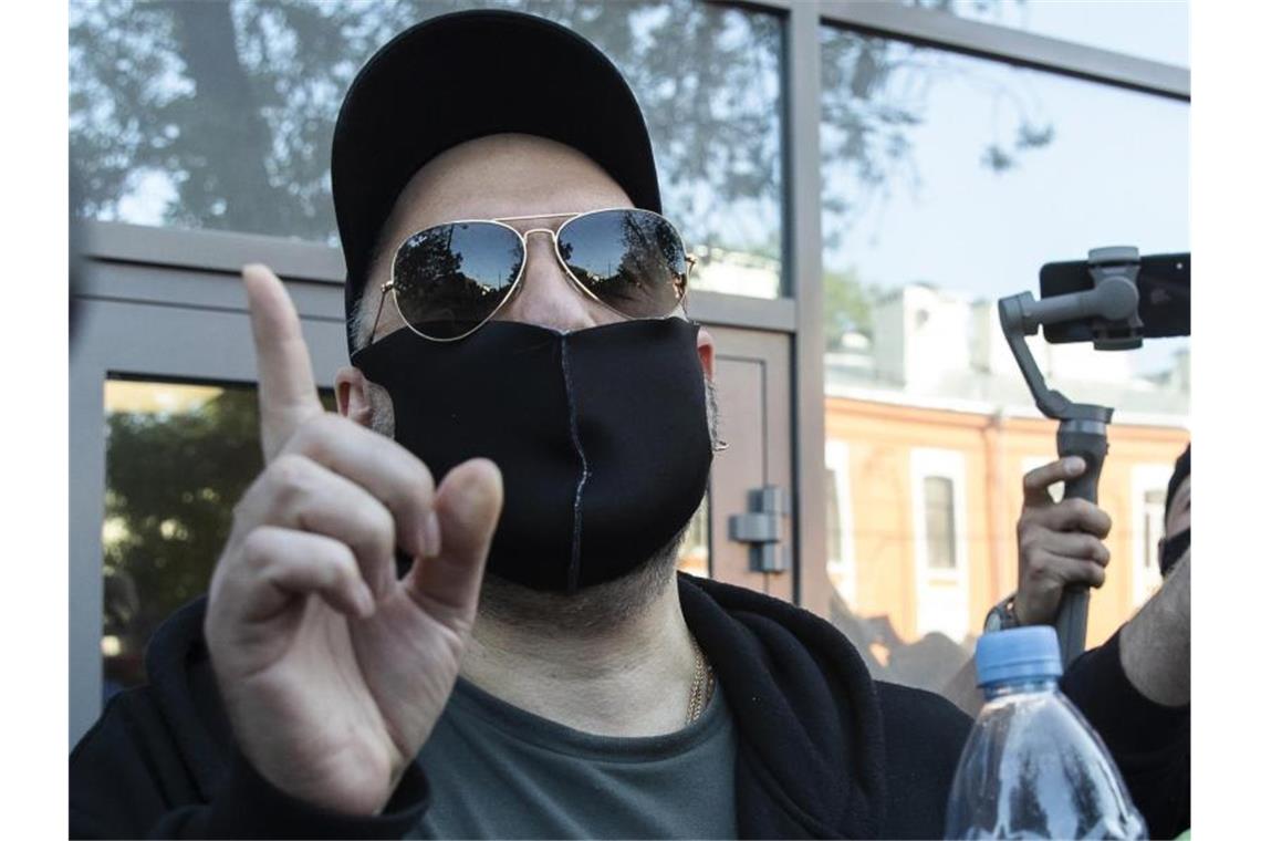 Regisseur Kirill Serebrennikow bleibt in Freiheit Kirill Serebrennikow nach der Gerichtsverhandlung. Der Regisseur bleibt in Freiheit, wurde aber zu einer Bewährungsstrafe verurteilt. Foto: Pavel Golovkin/AP/dpa