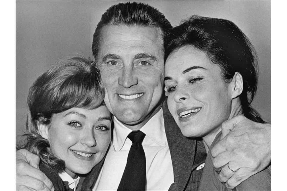 Kirk Douglas mit den deutschen Schauspielerinnen Christine Kaufmann (l) und Barbara Rütting, den Hauptdarstellerinnen in dem Film „Stadt ohne Mitleid“. Foto: Georg Göbel/dpa