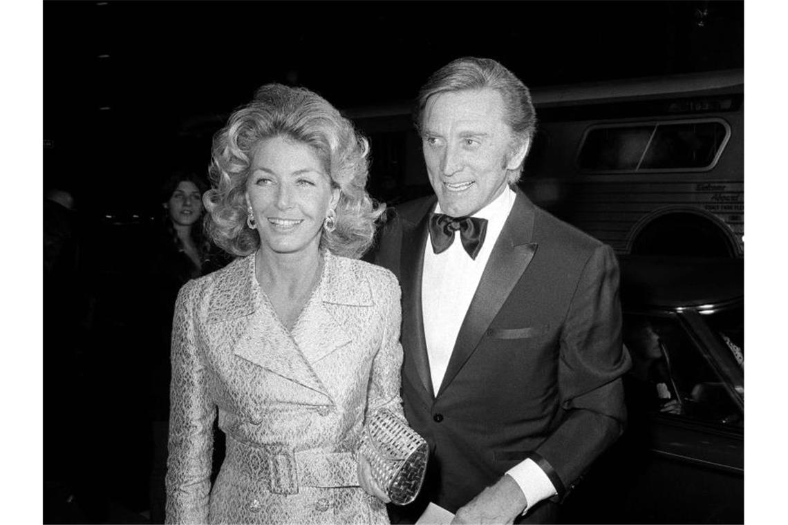 Kirk Douglas und seine Frau Anne waren mehr als 60 Jahre miteinander verheiratet. Foto: Harold Filan/AP/dpa