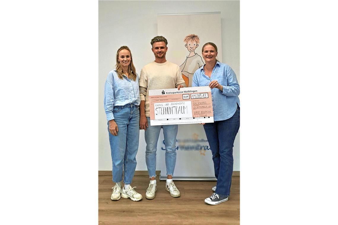 Spendenaktion für Sternentraum Kirsten Allgayer (rechts) nahm jüngst den Spendenscheck von Jasna und Kai Schmidt entgegen. Foto: privat