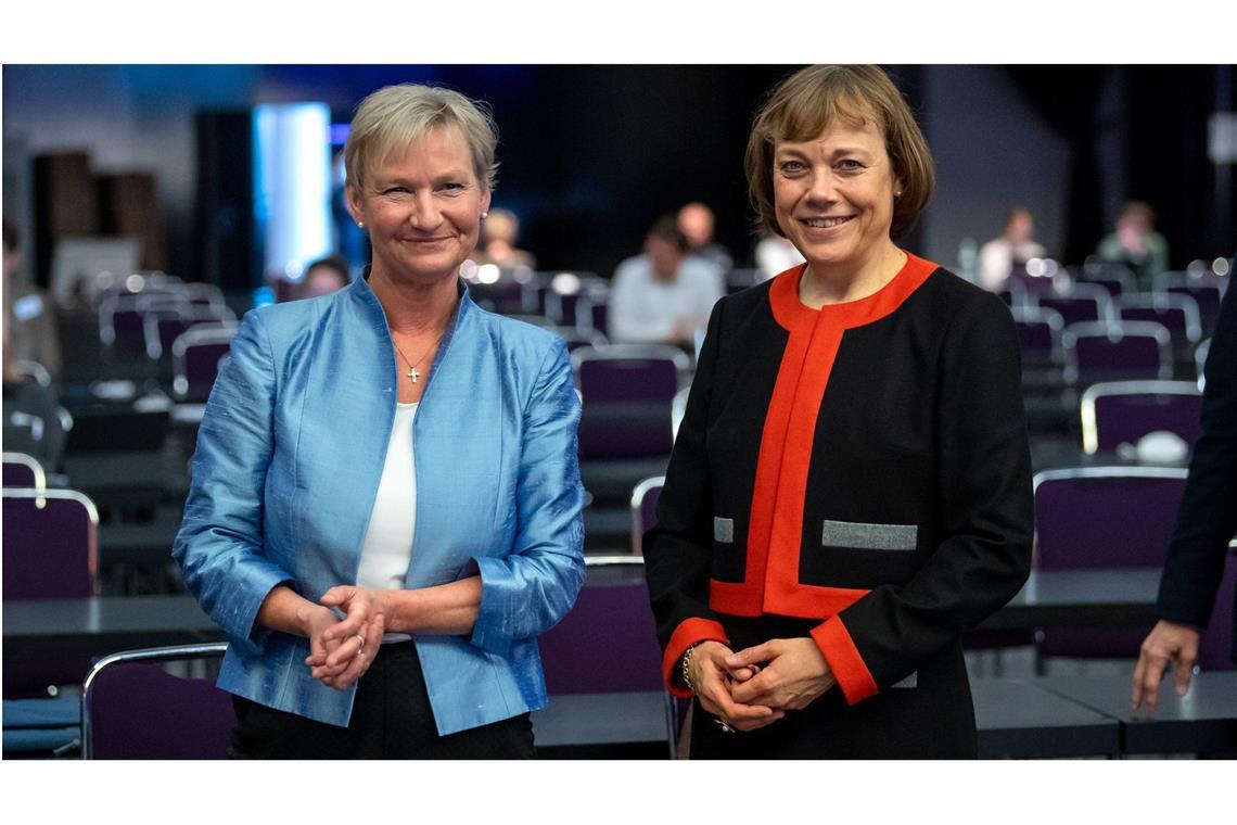 Kirsten Fehrs (links) folgt Annette Kurschus (rechts)  als  Ratsvorsitzende der Evangelischen Kirche in Deutschland (EKD).