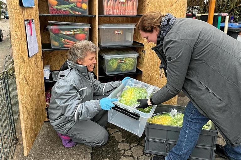 Kirsten Pfizenmayer und Elena Kruske befüllen den Fairteiler regelmäßig. Foto: privat