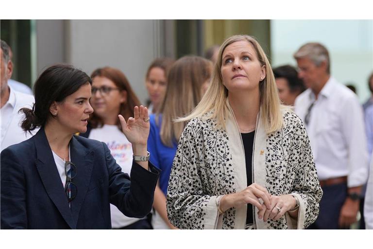 Kirsty Coventry (r) äußert sich zum Start von russischen Athleten bei Winter-Olympia in Italien