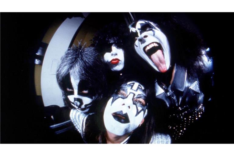 Kiss machte mit wildem Make-up, spektakulären Kostümen und theatralischen Live-Shows Furore. (Archivbild)