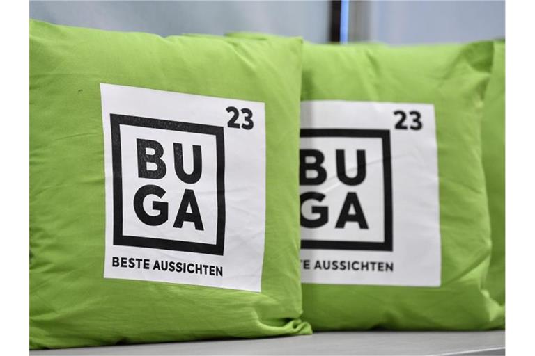 Kissen mit dem Logo der Buga 2023 sind auf dem Gelände der Bundesgartenschau in Erfurt zu sehen. Foto: Martin Schutt/dpa-Zentralbild/dpa/Archivbild