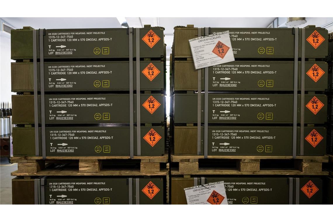 Kisten mit 120-Millimeter KE Panzermunition stehen in einer Halle bei Rheinmetall.