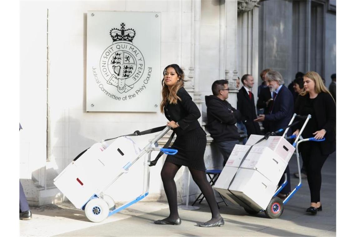 Londoner Parlaments-Zwangspause - Entscheidung fällt morgen Kisten mit juristischen Dokumenten werden zum "Supreme Court", dem Obersten Gerichtshof von Großbritannien, in London gebracht. Foto: Aaron Chown/PA
