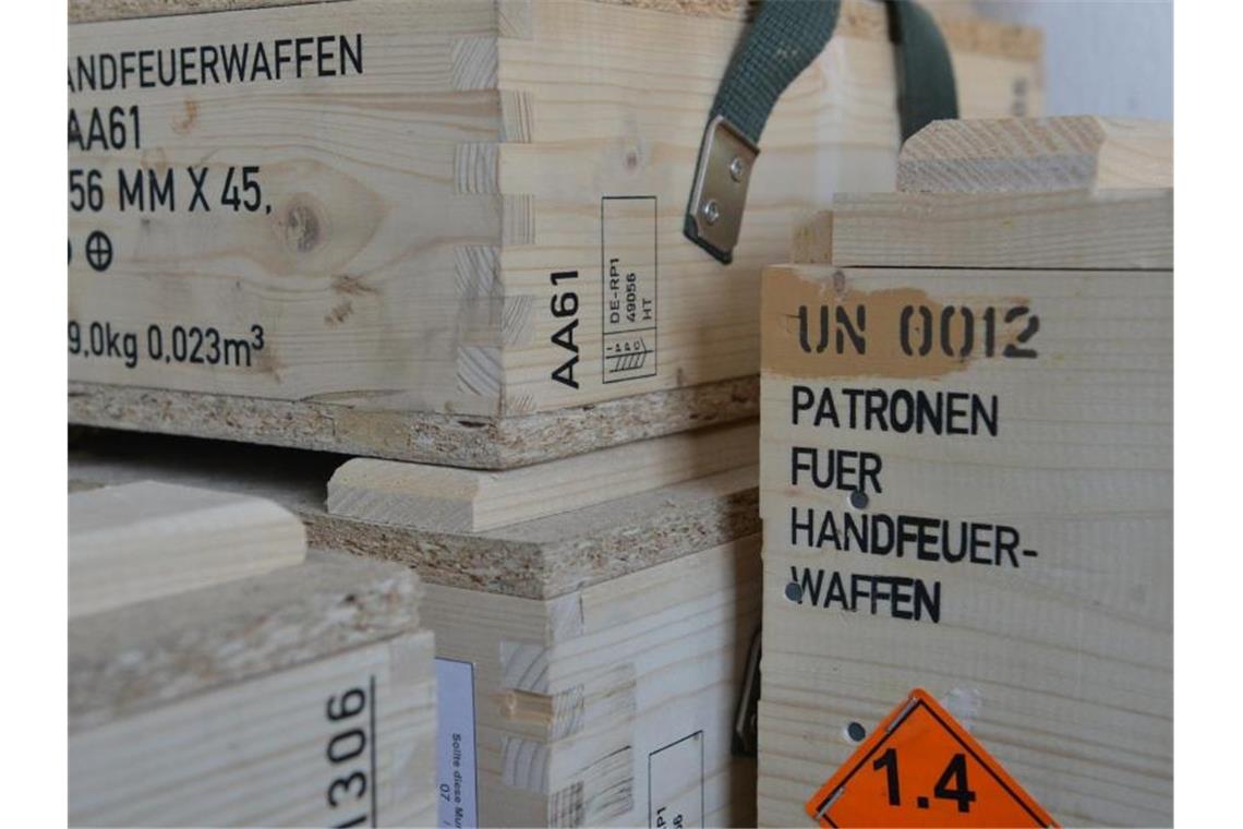 Kisten mit Patronen für Handfeuerwaffen. Foto: picture alliance / Franziska Kraufmann/dpa