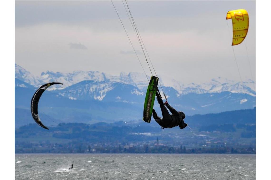 Starker Wind: Wassersportler geraten in Bedrängnis Kitesurfer gleiten bei teils stürmischem Wind über den Bodensee. Foto: Felix Kästle/dpa