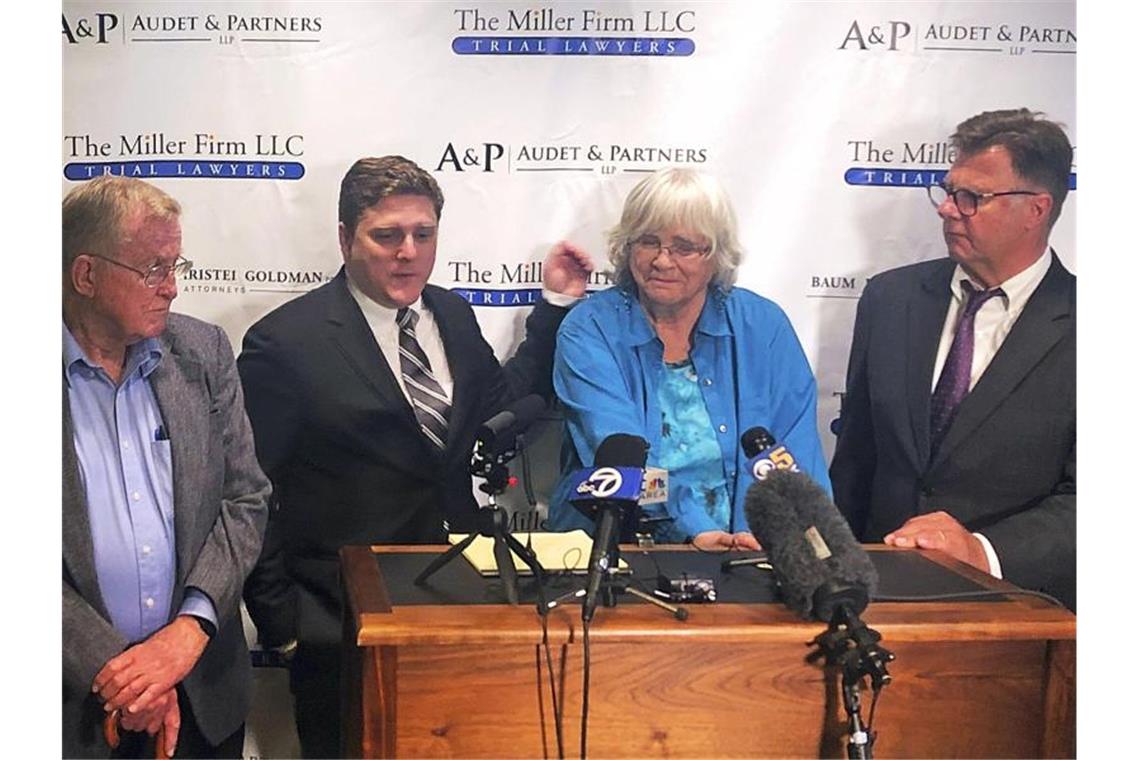 Kläger Alva (l) und Alberta Pilliod (2.v.r.) mit ihren Rechtsanwälten Brent Wisner (2.v.l.) und Michael Miller (r.) bei einer Pressekonferenz in San Francisco. Foto: Paul Elias/AP/dpa