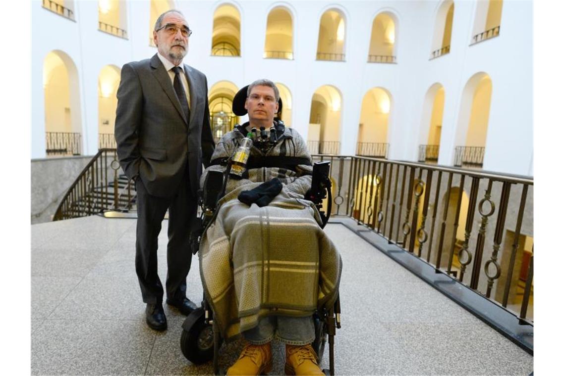 Haben Schwerkranke ein Recht auf Tod? Ein Fall für Karlsruhe Kläger Harald Mayer (r) wartet mit seinem Rechtsanwalt Robert Rossbruch auf den Prozessbeginn. Foto: Roberto Pfeil/dpa