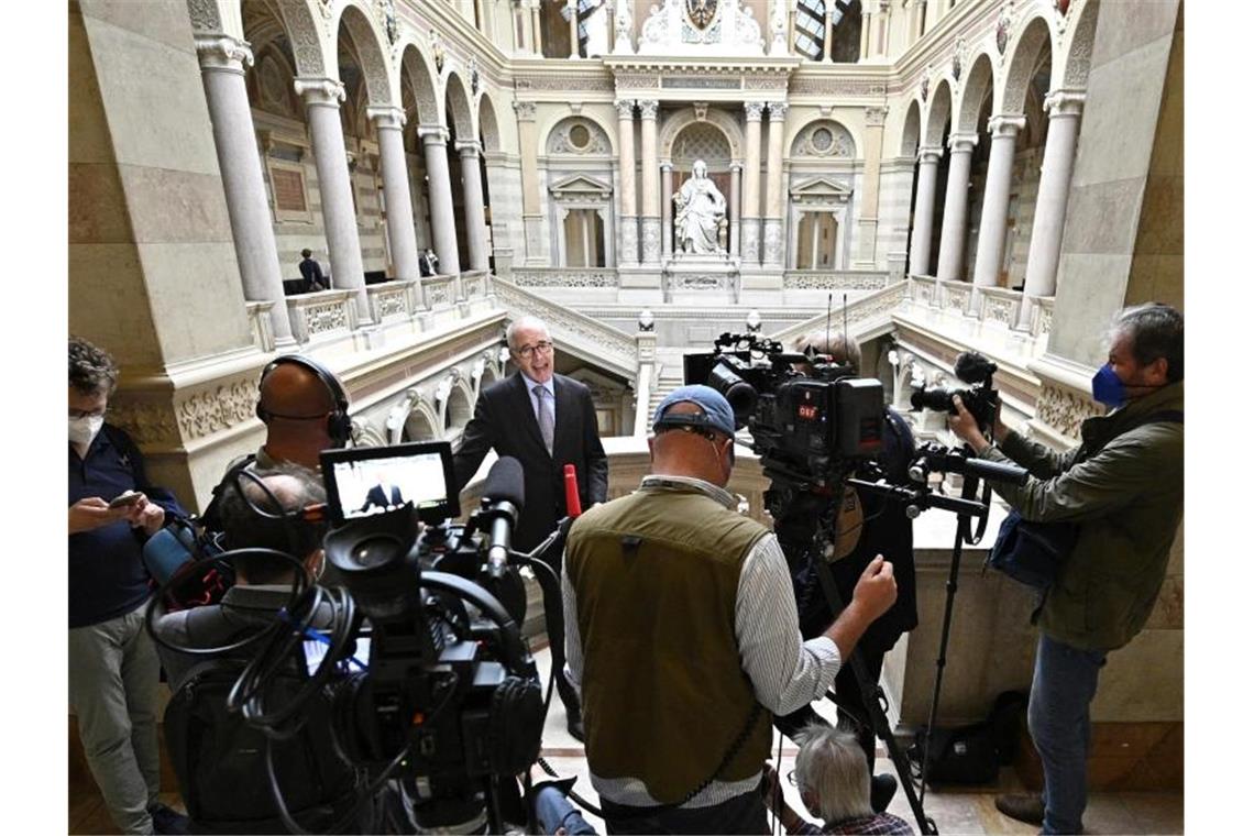 Klägeranwalt Alexander Klauser steht im Wiener Landgericht Journalisten Rede und Antwort. Foto: Hans Punz/APA/dpa