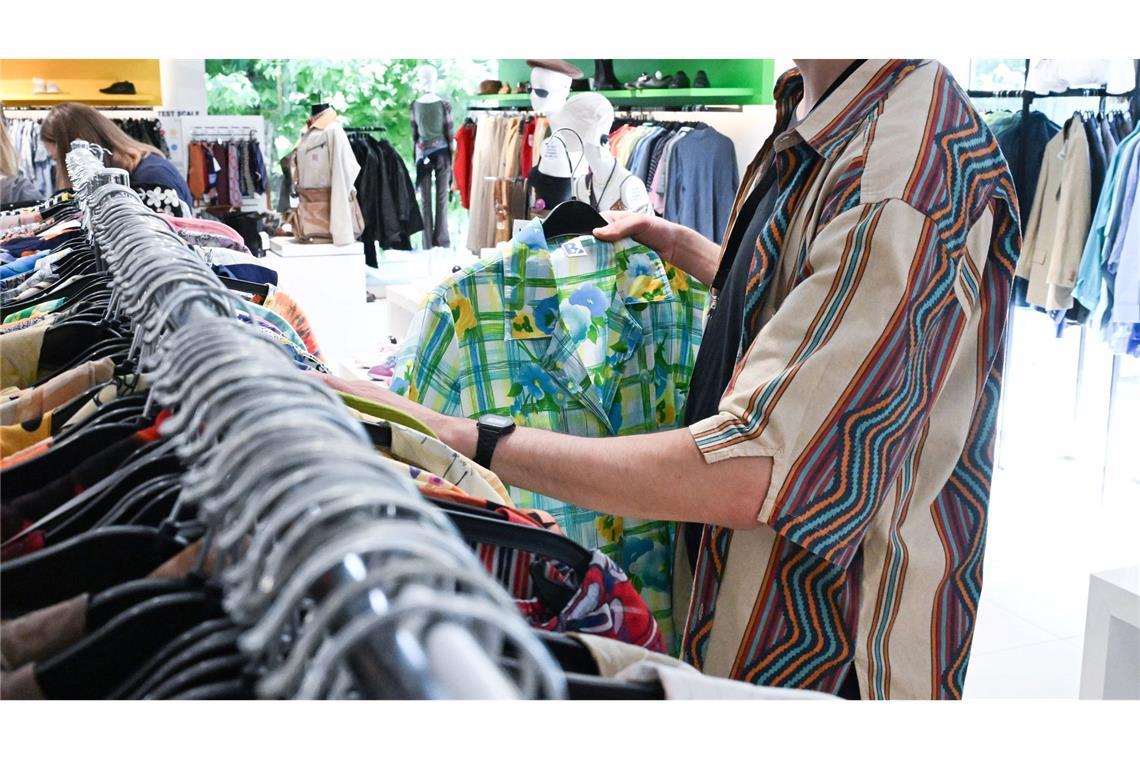 Second Hand liegt im Trend, die große Masse aber ist Neuware Klamotten in einem Second-Hand-Laden. Im Internet zieht der Verkauf von Ware aus zweiter Hand deutlich an.