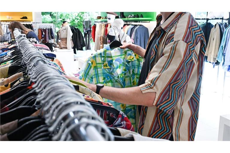 Klamotten in einem Second-Hand-Laden. Im Internet zieht der Verkauf von Ware aus zweiter Hand deutlich an.