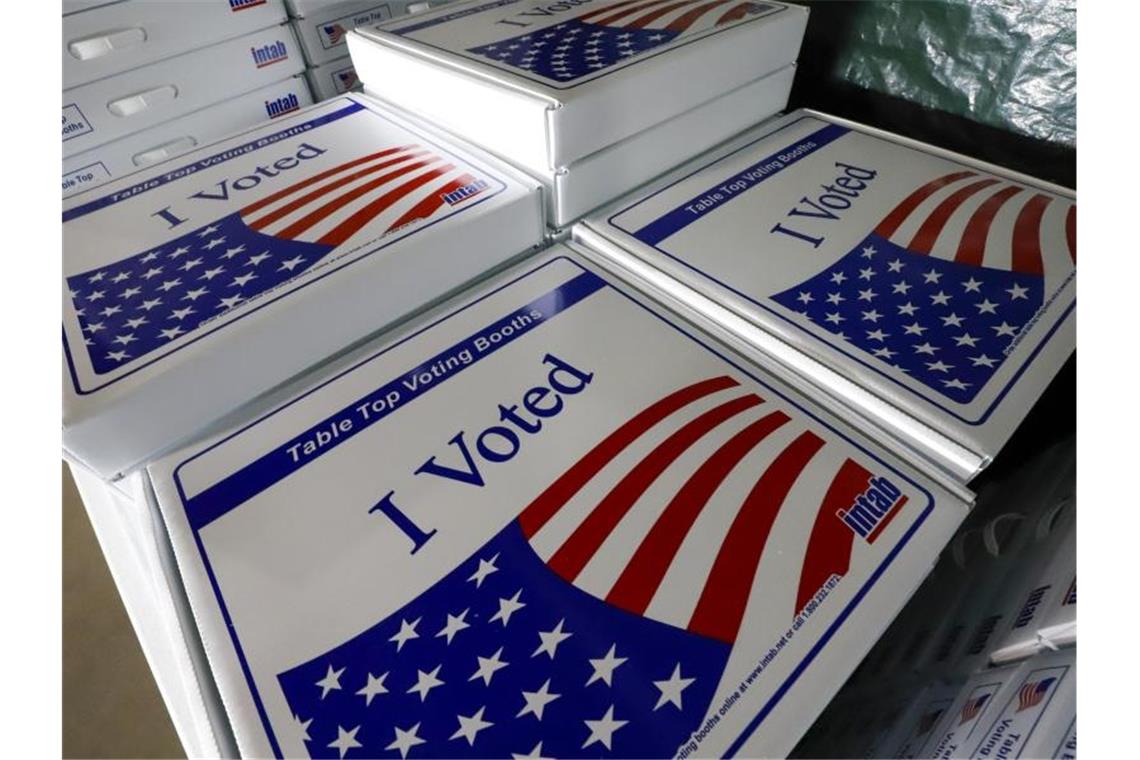 Klappbare Wahlkabinen für die US-Vorwahlen in Pennsylvania. Foto: Gene J. Puskar/AP/dpa