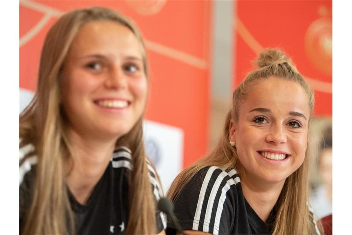 Junge DFB-Spielerinnen: Erfolg mit Frechheit und Spielwitz Klara Bühl (l) und Giulia Gwinn zeigen sich bei der Pressekonferenz im Teamhotel gut gelaunt. Foto: Sebastian Gollnow
