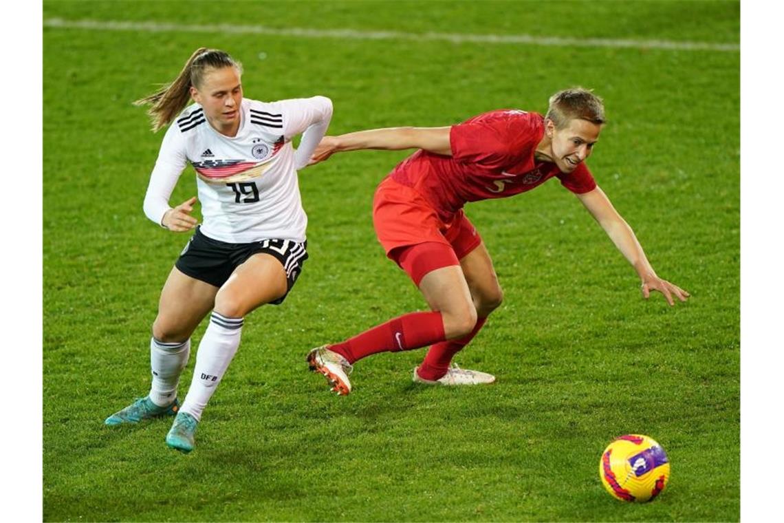 DFB-Frauen auf EM-Kurs: Von der Weltklasse lernen Klara Buhl (l) im Laufduell mit der Kanadierin Quinn. Foto: Joe Giddens/PA Wire/dpa