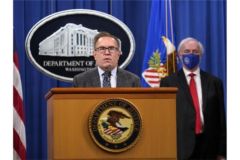 „Klare Botschaft“ an Autohersteller: EPA-Leiter Andrew Wheeler (l) in Washington. Foto: Susan Walsh/AP/dpa