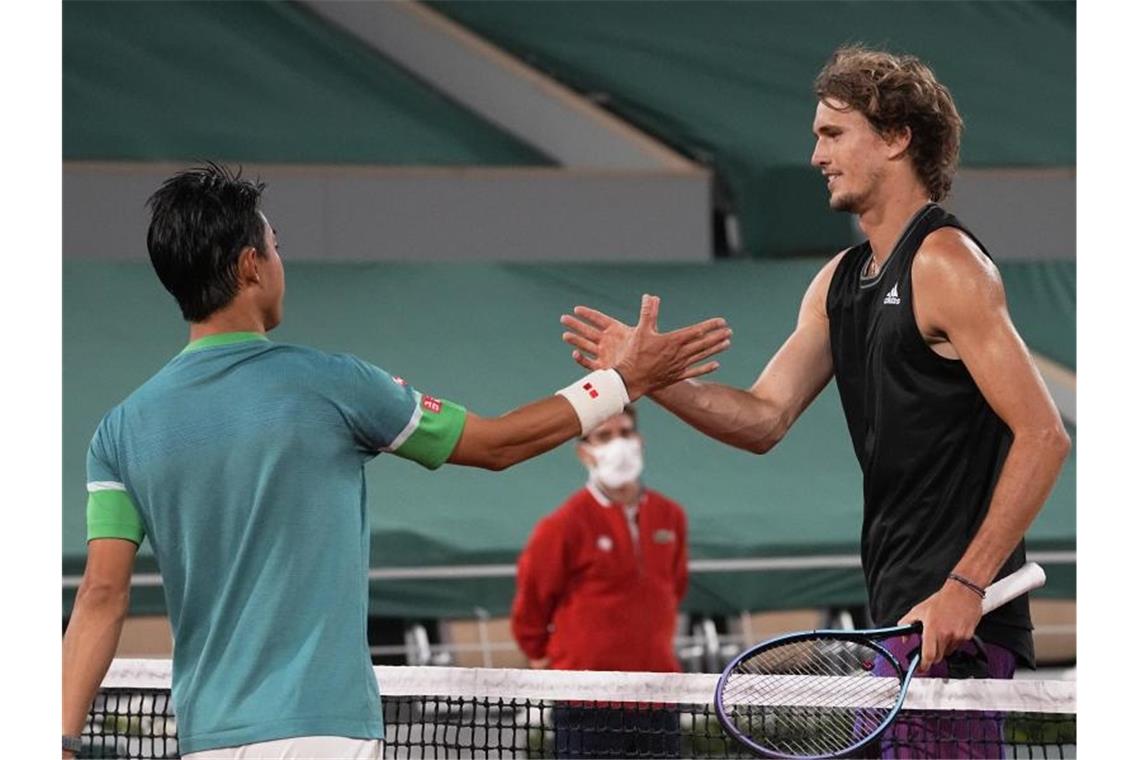 Zverev beeindruckt in Paris: „Lasse mein Tennis sprechen“ Klarer Sieg über Kei Nishikorei: Der Japaner gratuliert Alexander Zverev (r) zum Erfolg. Foto: Michel Euler/AP/dpa