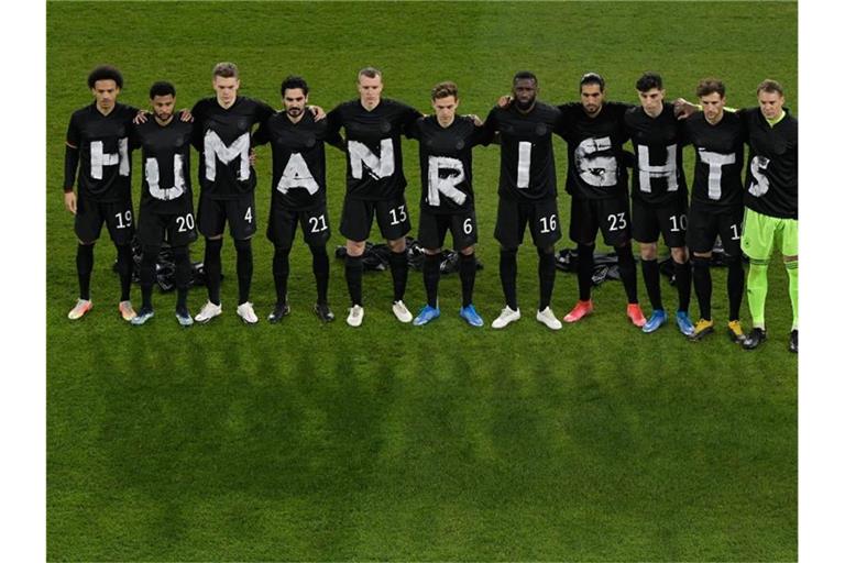 Klares Statement: Die DFB-Elf protestiert vor dem Spiel gegen Island gegen die Arbeitsbedingungen in Katar. Foto: Tobias Schwarz/AFP-Pool/dpa
