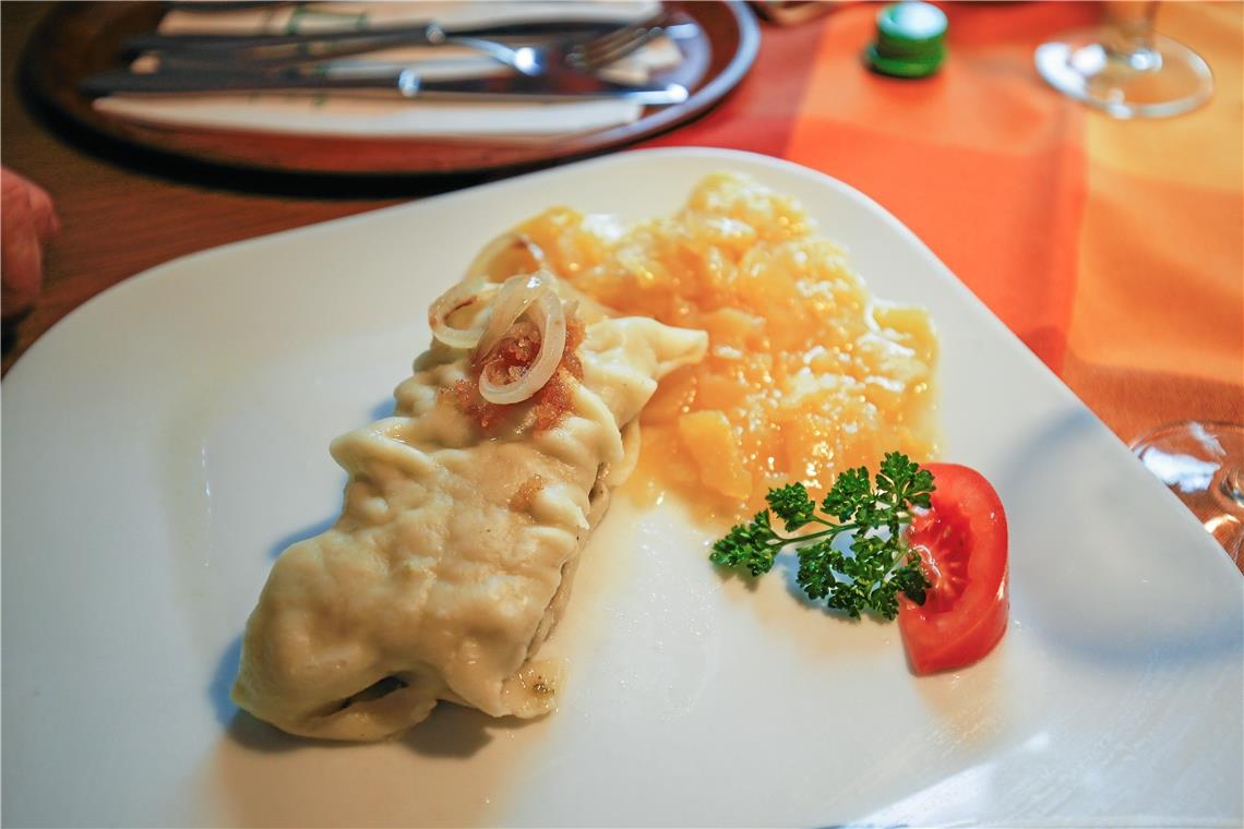 Klassische Variante: Maultasche mit Zwiebelschmelze und Kartoffelsalat. Foto: A. Becher