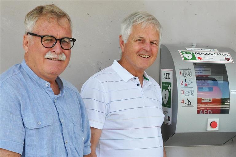 Klaus Böhle (von links) und Bernhard Weber bei der Inbetriebnahme des letzten Defis. Foto: Stadt Backnang