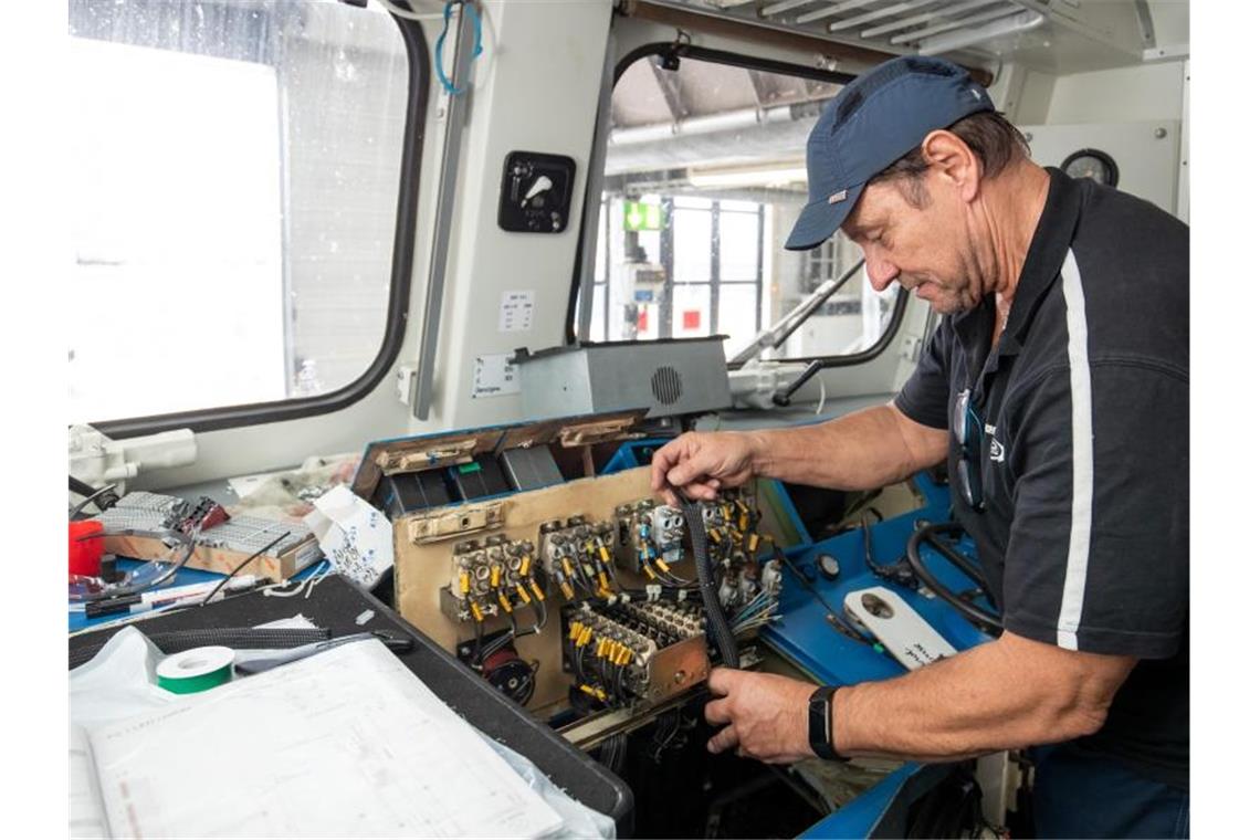 Immer mehr Rentner arbeiten Klaus David, 64, arbeitet schon seit 49 Jahren bei der Bahn, ist aber seit Anfang letzten Jahres im Ruhestand. Für ein paar Tage im Monat geht er weiter ins Werk. Foto: Daniel Karmann