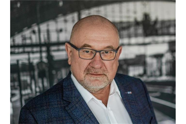 Klaus-Dieter Hommel, der stellvertretende Vorsitzende der Eisenbahn- und Verkehrsgewerkschaft, kritisiert die Konkurrenzgewerkschaft GDL. Foto: Jörg Carstensen/dpa/Archivbild